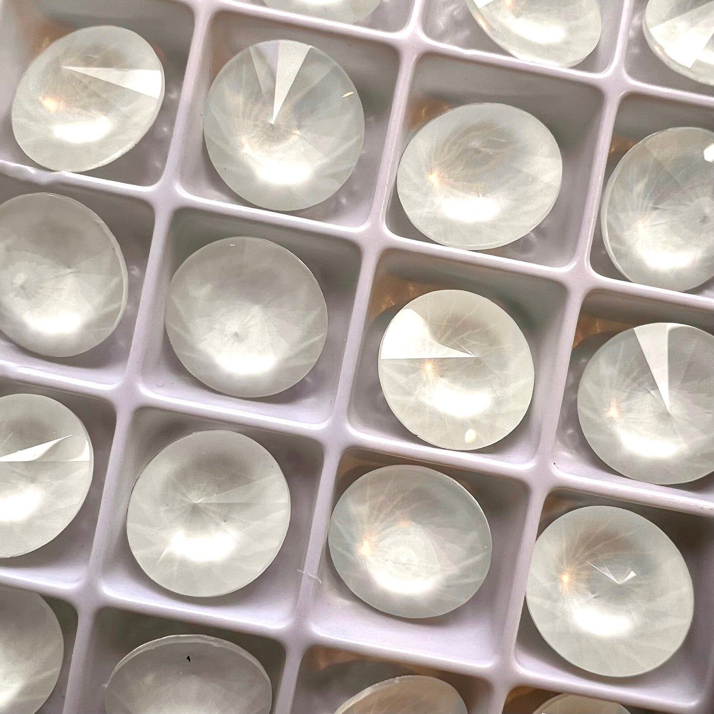 Aurora Rivoli 12mm Chaton - Crystal Powder Grey