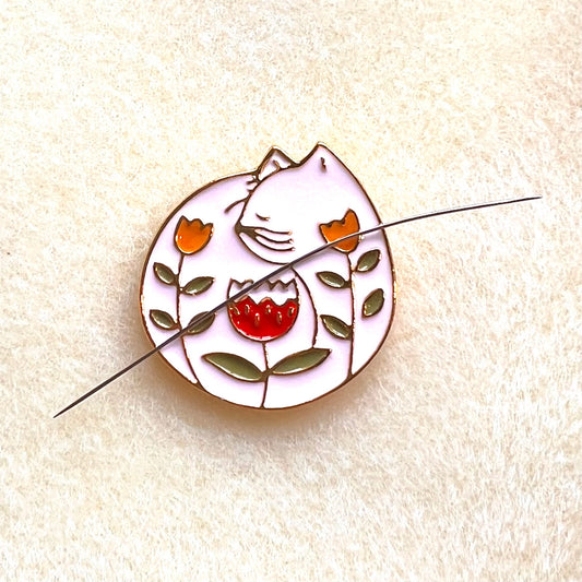 White Cat Magnetic Needle Safe - 'Fluffy'