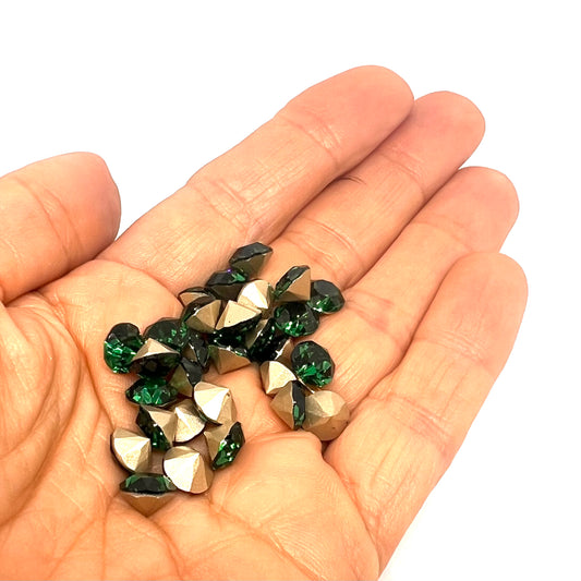 Aurora Pointy Back Chaton (C1028) SS39 – 8mm – Emerald – Pack of 2