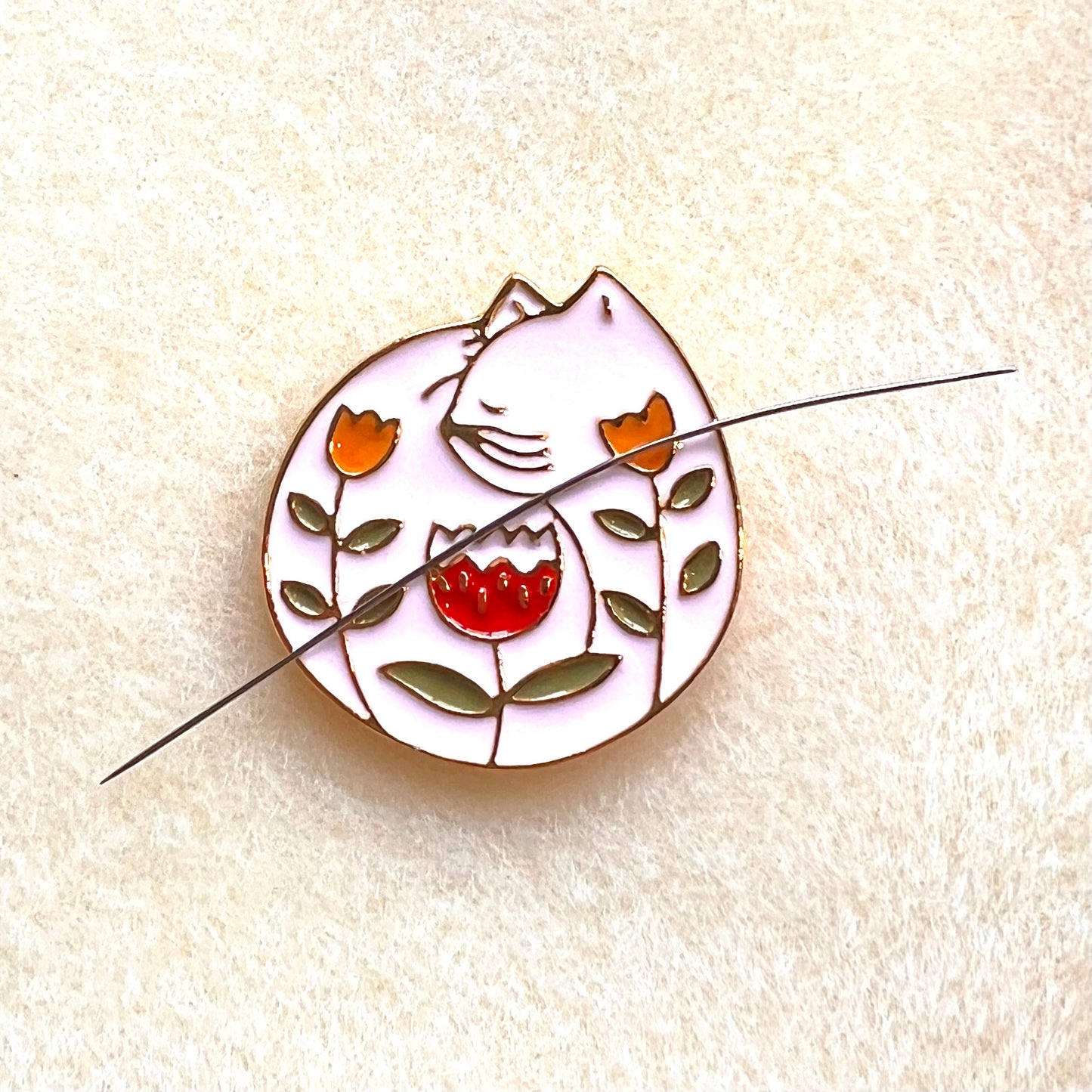 White Cat Magnetic Needle Safe - 'Fluffy'