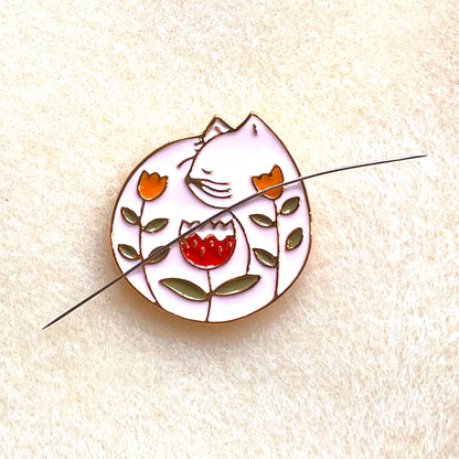 White Cat Magnetic Needle Safe - 'Fluffy'